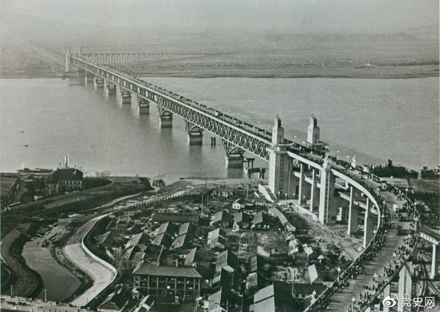 1968年12月29日， 南京長江大橋全面建成通車。這是當(dāng)時中國自行設(shè)計建造的最大的鐵路、公路兩用橋。